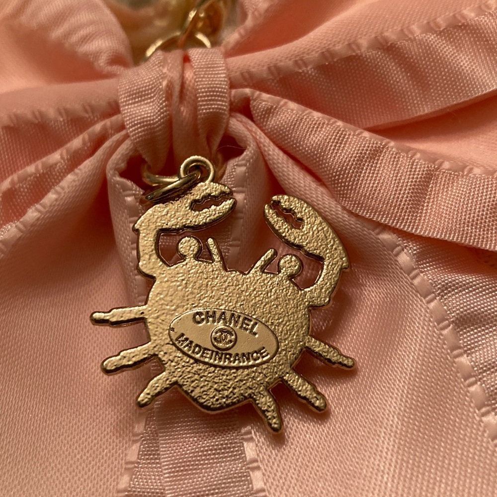 Chanel Fashion charm, pendant, zip pull on A beautiful bow! Adorable crab! - Picture 9 of 9